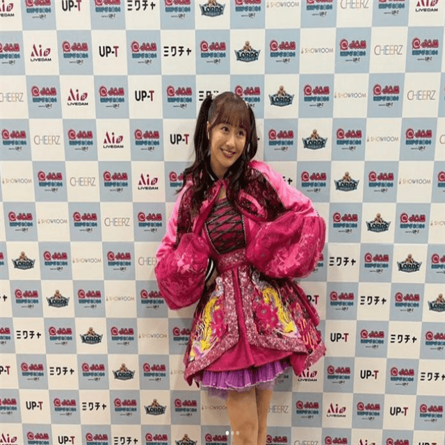 佐々木彩夏”アットジャムエキスポ”へ！スカート裾をつまむ、美脚コスチューム姿にファン「最高に可愛いです」