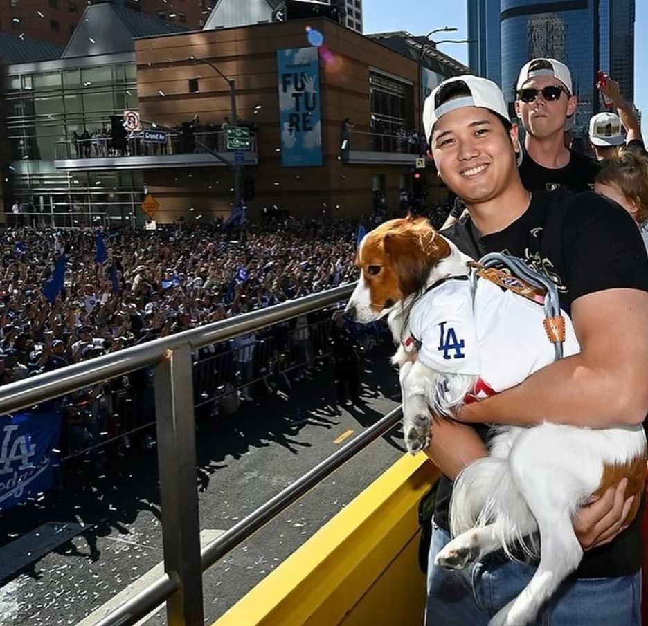 大谷翔平 優勝パレードの様子を公開 真美子夫人やデコピンの姿も