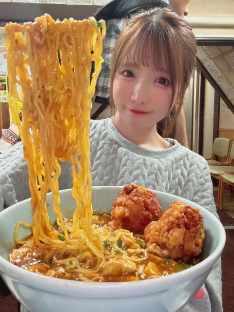 もえあずが挑んだ「麻婆麺×巨大ザンギ」。圧巻の“映える爆盛り”が炸裂