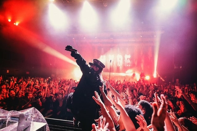 Hyde福岡初日、観客の「魂ごと燃やす」爆発的ライブが熱狂の渦を生んだ