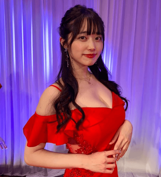 「ドレス姿とてもキレイ」美女ラウンドガール6名大集結！レアな”レッドドレス・ショット”にファンエキサイト「美しい～！」