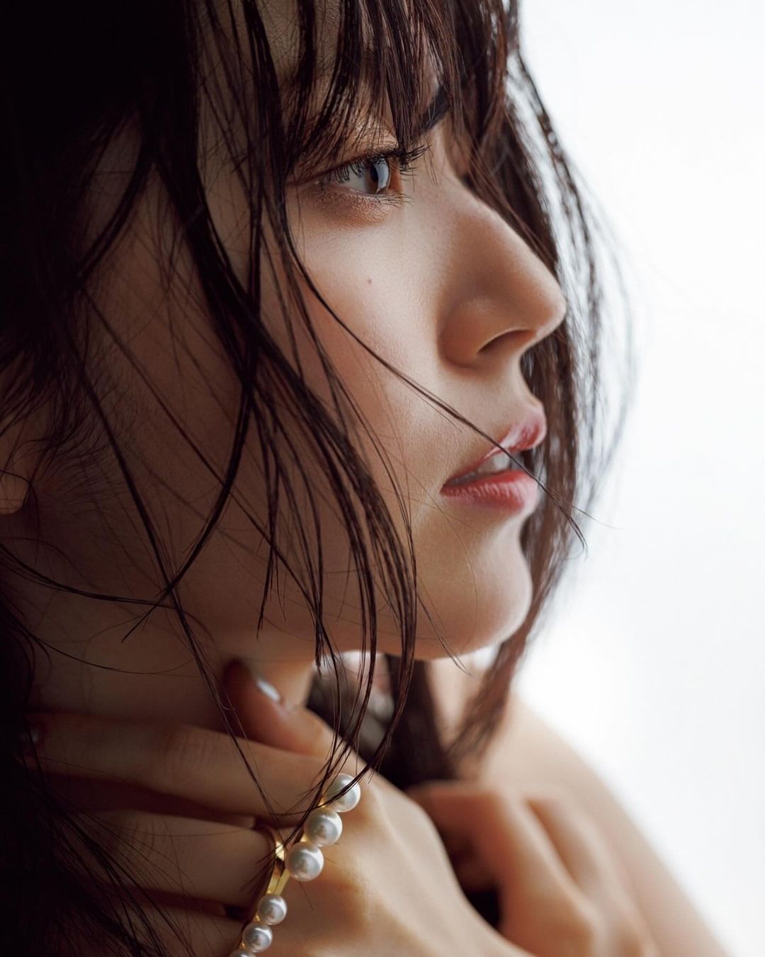 奇跡の30歳と話題の鈴木愛理 白色ワンピースショットを公開！