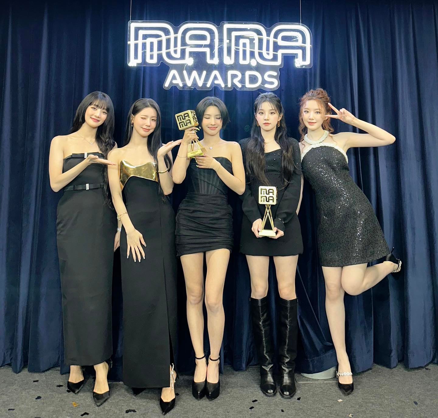 大人気韓国アイドルグループ・(G)I-DLE　MAMAでの授賞式を終えて美しすぎる集合写真を大公開！