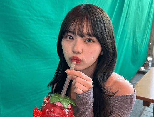 「どちらもめちゃ可愛すぎます」現役女子大生タレント、ビッグストロベリーの”ドリンク吸引・ショット”を披露！ファンガチ惚れ状態