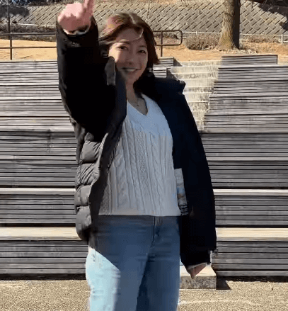 美女陸上選手、推しカラーのシューズを履いてハイテンション！”おいで～・ポーズ”で階段をかけあげるときめきムービーが話題に