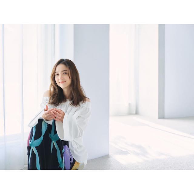 佐々木希 肩出しショットにファン悶絶😳💖「可愛いくて透明感があって、完璧です❤」