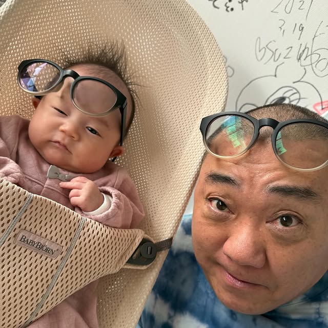 「お揃いだよ」極楽とんぼ・山本圭壱、生後2カ月の娘・にこりちゃんとの