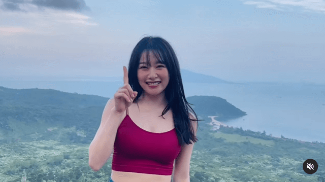 「爽やかセクシー❤️」人気女優のへそ出し動画にファンもメロメロに…！