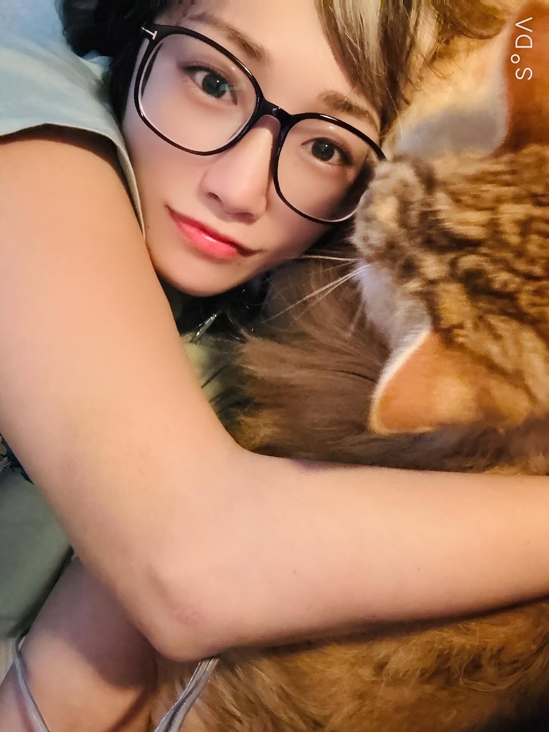 「完成度が広告レベル！」女性プロレスラーの猫とのツーショットにファン悶絶