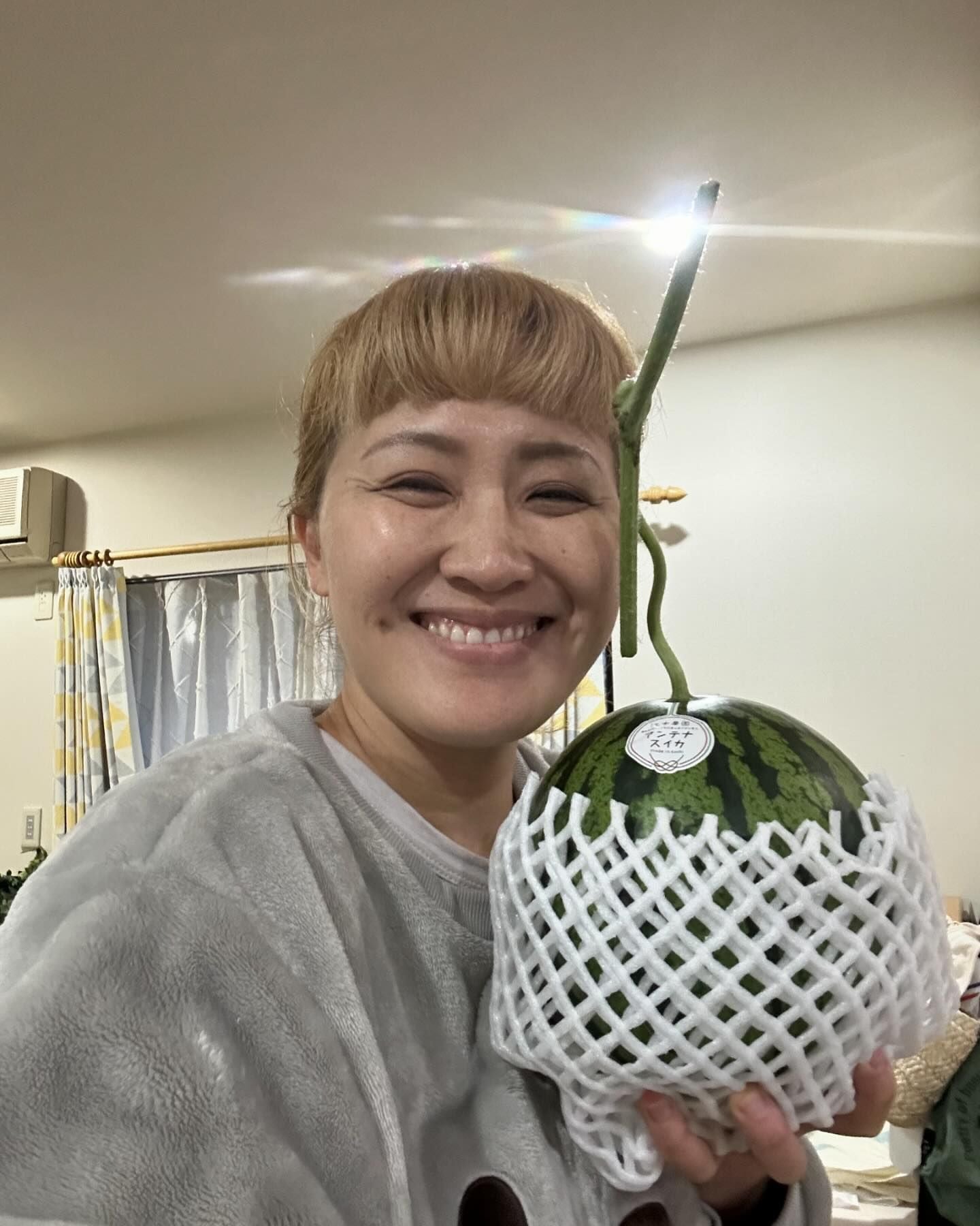 丸山桂里奈が冬に「スイカ」を堪能!?　まさかの農家との縁