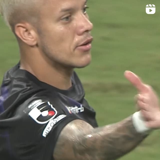 まるでゴールへのパス…！華麗なFKが話題！