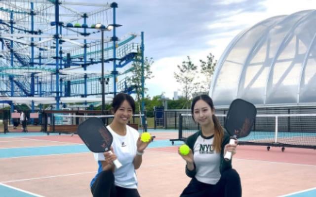 美女テニスプロ・園田彩乃、「ほのかと再会♡」笑顔あふれるピックルボール初挑戦