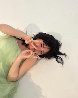 「くしゃってなる笑顔大好き」人気タレント キャミワンピ着用の激かわショットにファン惚れ惚れ