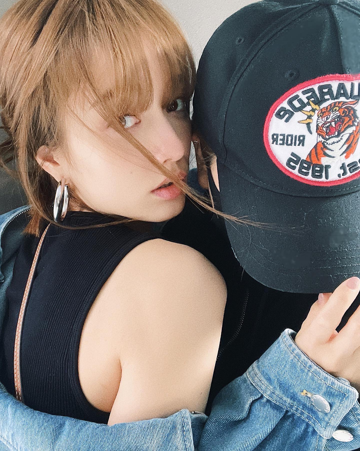 谷まりあ、大胆な肩見せ💋隣にいる人物は…⁉️