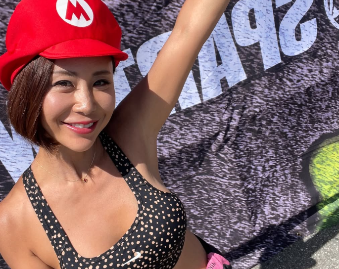 美魔女トレーナー(47)、スパルタンレースへ出陣！マリオキャップを被った現地ショット！ファン