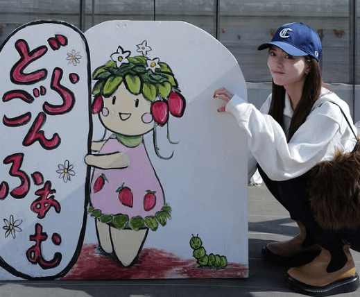 人気モデルの情熱いちご狩り！キュートな看板娘と2S＆かぶりつきショットを公開！可愛すぎと話題に「ソー・プリティ」