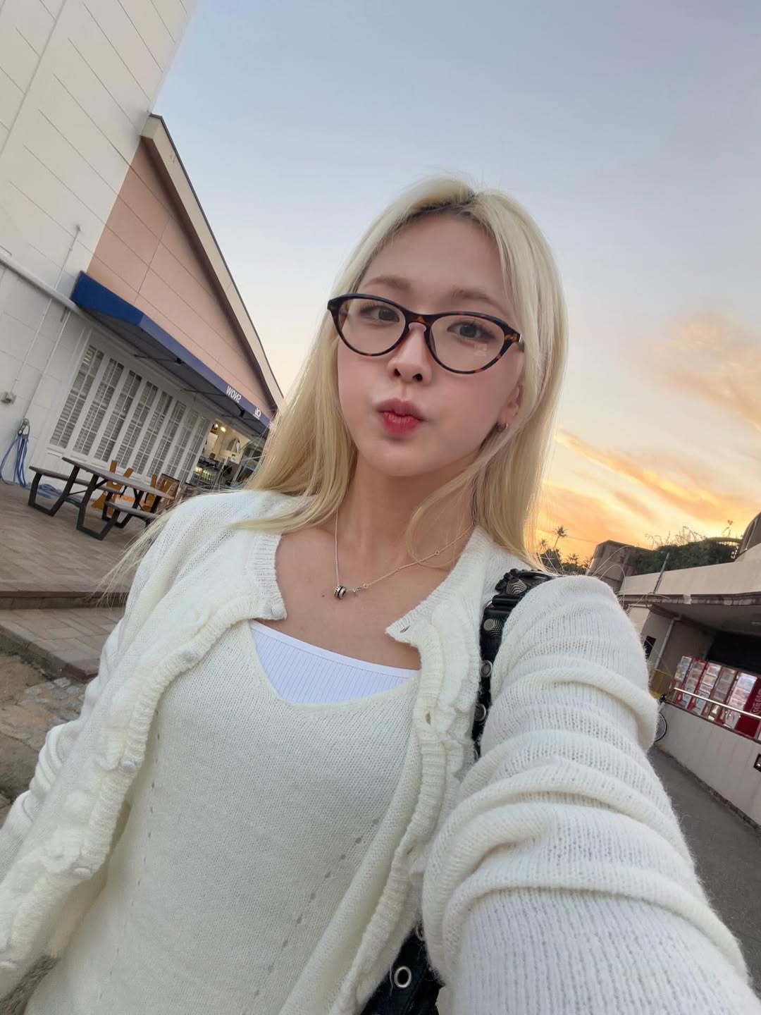 夕暮れに映える…韓国フィンスイミング美女、福岡で見せた“柔らかスマイル”が話題