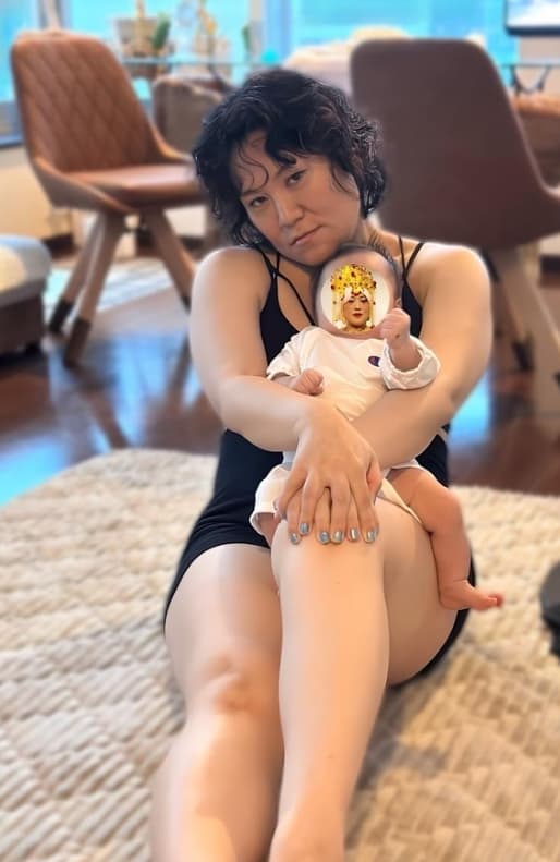 「いろっぺーなおい」有名女性芸人〇〇が子供とのセクシーショットを披露！