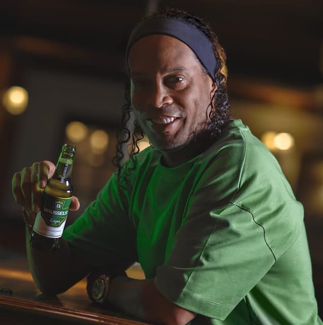 ロナウジーニョ 週末はバーで楽しむ？！