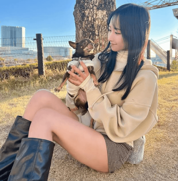 30万フォロワー超えのラウンドガール、ワンコと高台でリフレッシュタイム！メガ美脚姿にファンうっとり