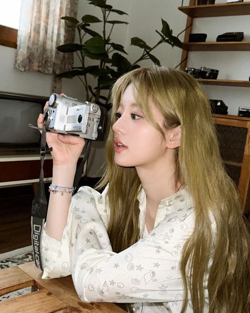 ILLIT・ミンジュ 金髪へカラーチェンジした最新ショットを公開