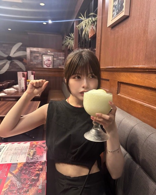 「今年の夏はノースリーブじゃないとね」松田実桜、激カワカフェショットにファン悶絶！？