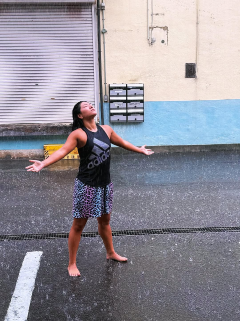 「ゲリラ豪雨は友達」"仙女"女子プロレスラー 岩田美香、全身で土砂降りの雨受け止める！