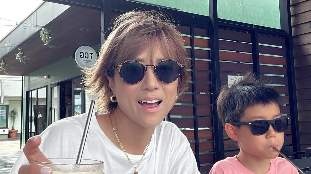 リゾート気分満喫！hitomiが宮古島のカフェで癒しのひととき