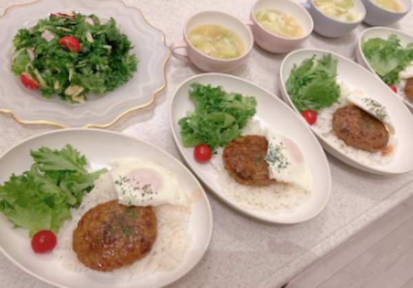 辻希美さんの“ワンプレート”な晩ご飯💖栄養満点で大満足🙆‍♀️「やっぱり洗い物が楽や❤️✨」