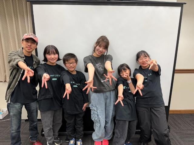 弾き語りトラックメイカーアイドル・眉村ちあき、日比谷音楽祭で子どもカメラマンと共演「みんなよく頑張ったぞ！」