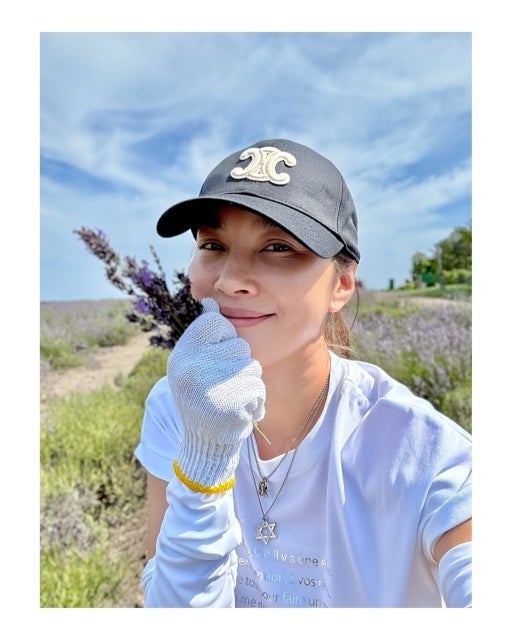 瀬戸朝香が「香りに包まれた最高の体験」を満喫。癒しと効能を届けるラベンダー収穫のひととき