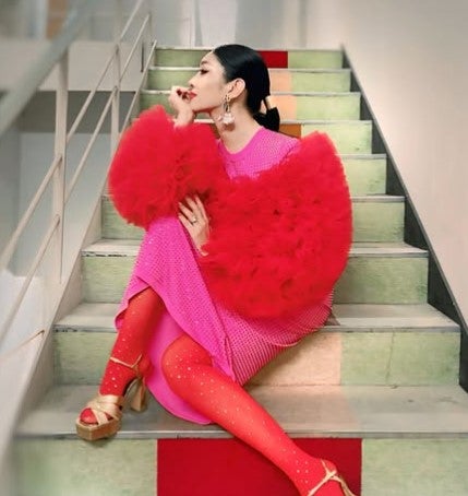 アンミカがピンクと赤の暖色系カラフルコーデでトークィーンズに出演！