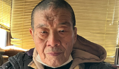 「組長の愛読書！」藤原喜明、『黄昏流星群』最新刊を手にご機嫌ショット