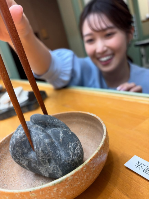 「かたいはずの石が、おいしそうに見える…！？」テレビ静岡弦間彩華アナ、面白アート作品シェアにファンも興味津々！