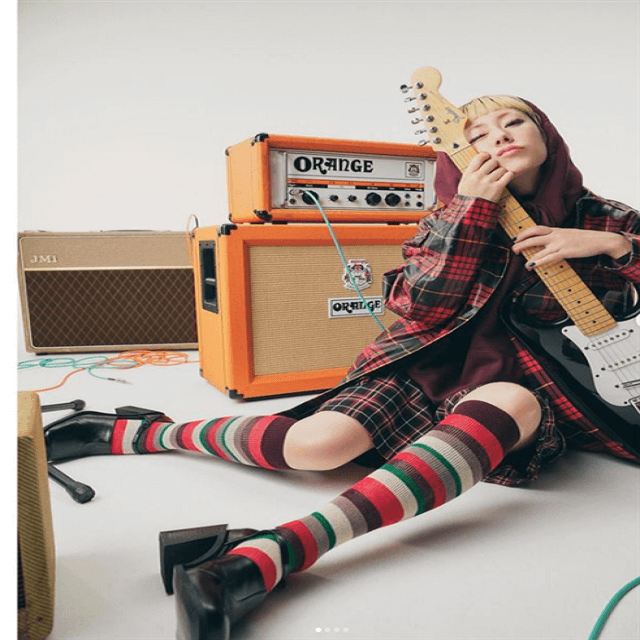 木村カエラの秋到来！チェック＆ボーダー美脚コーデに「可愛すぎる」とファン陶酔