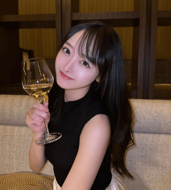 「30歳になりました」ワイン片手に流麗な黒髪ロングを披露した、話題の”るなぽん”の記念ショットが美しすぎる