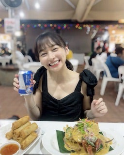 元アイドルのデコルテ露わな黒ワンピ姿にファン悶絶 ビール片手に満面の笑み