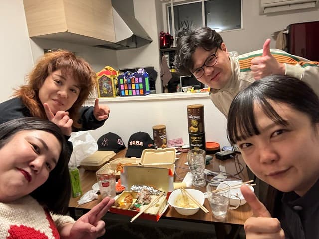 「下品でごめんやったで〜」熊元プロレスが仲良し芸人たちとの”熊プロ大好き芸人”鑑賞会ショットを公開