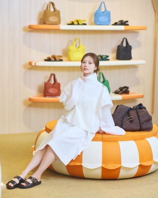 白石麻衣、トッズの夏にときめく。洗練ホワイトで彩るポップアップの極上空間