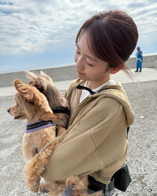 女優・川口葵「愛犬やさしく抱っこしママの顔」ショットにファンもほっこり