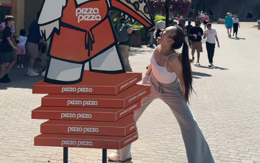 ピザにかぶりついた！？元新体操選手の美女、海外のテーマパークへ！