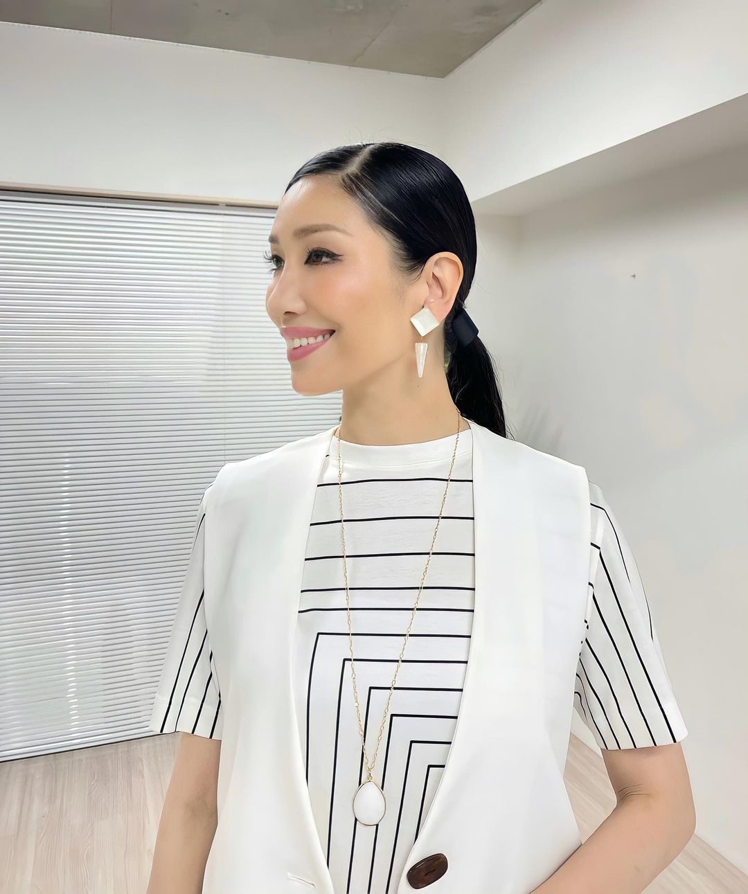 「白って200色あんねん」で話題👀白衣装のアンミカさん、“逆効果トレーニング”を紹介🏃‍♂️