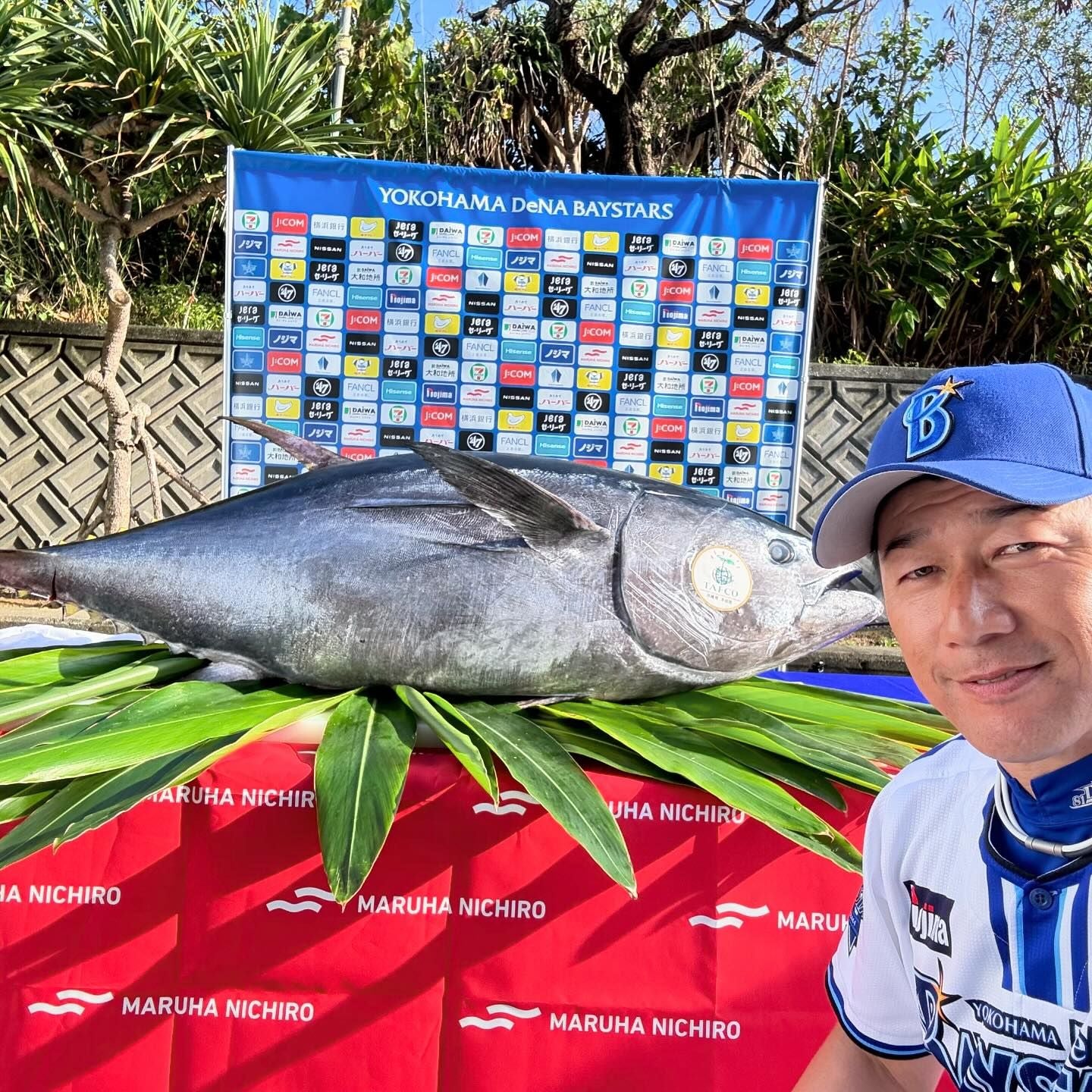 DeNA監督・三浦大輔が迫力満点のマグロと2S✨「横浜進化with Maguro🤩」