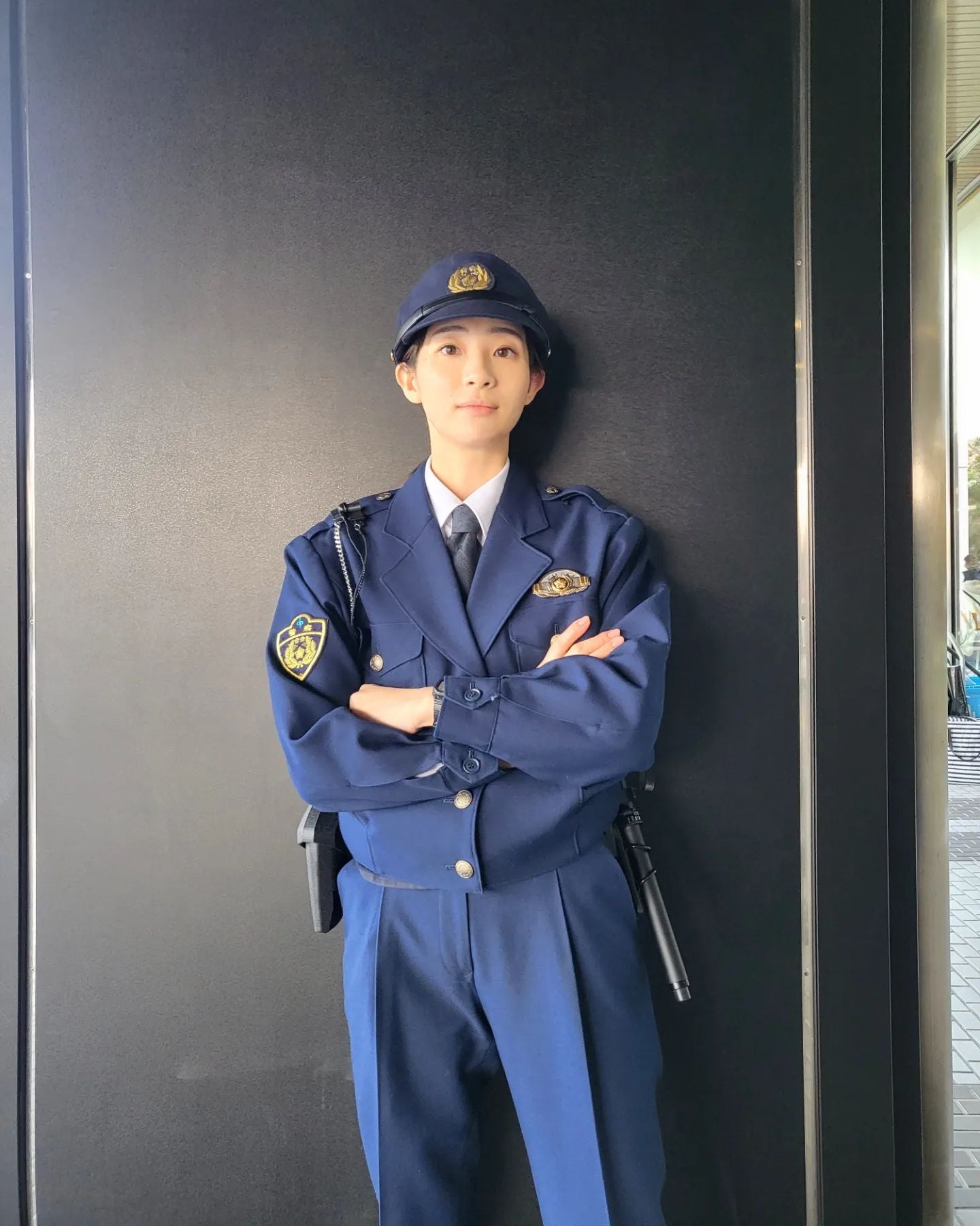 警察官姿の足立梨花が可愛すぎる❣️公開された2枚のオフショットが話題✨
