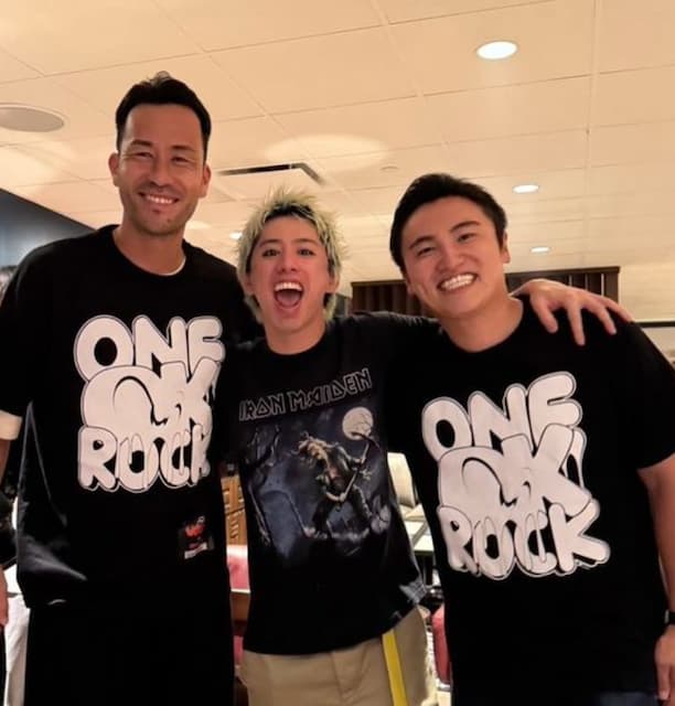 吉田麻也　ワンオクTシャツでONE OK ROCK・TAKAとのショット