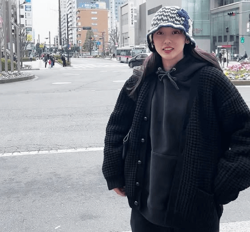 「可愛すぎ！似合ってる」美女ハンドボーラー・飯塚美沙希、路上で”脚フリ・乙女ショット＆ムービー”を披露！ファンヒーリング状態