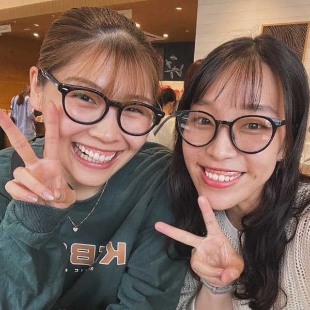 「お二人ともメガネ似合ってます！」美人バレーボール選手がおそろい眼鏡ショットを公開！