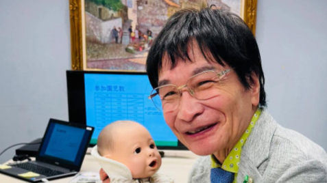 「赤ちゃんの重さに驚き」尾木ママ、保育園・幼稚園での“いのちのふれ愛教育”に感動の声続々！