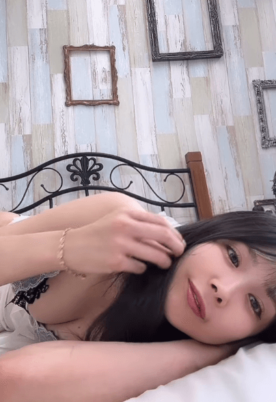 ”添い寝シチュ…”グラドル・三島奈々「ぼこっと蚊にかまれて」と告げながらもファン拍手喝采のムービーを披露！