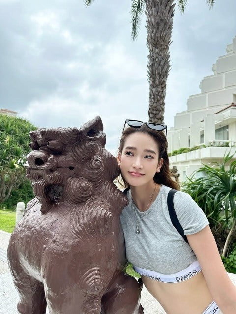 「笑顔が美しすぎる」美人レースクイーン・太田麻美、沖縄で見せたカルクラヘソ出しSPORTYショットにファン悶絶⁉